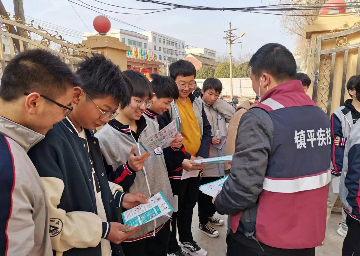 鎮(zhèn)平縣疾控中心開展艾滋病防治知識(shí)宣傳進(jìn)校園活動(dòng)